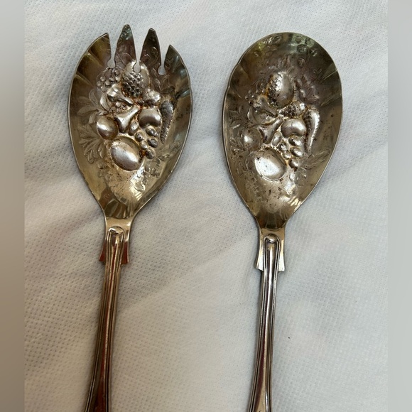 Vintage Raised Motif serve spoon&fork. EPSA1 Sheffield England. Perfect 4 salad. - Picture 2 of 5